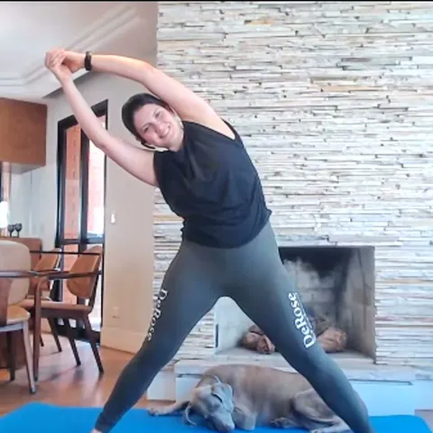 Lívia numa flexão lateral do tronco com as pernas afastadas