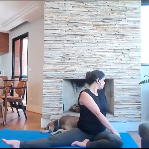 Lívia numa torção sentada